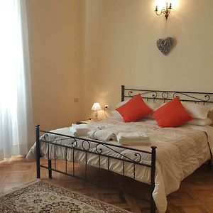 Camera con letto king size
